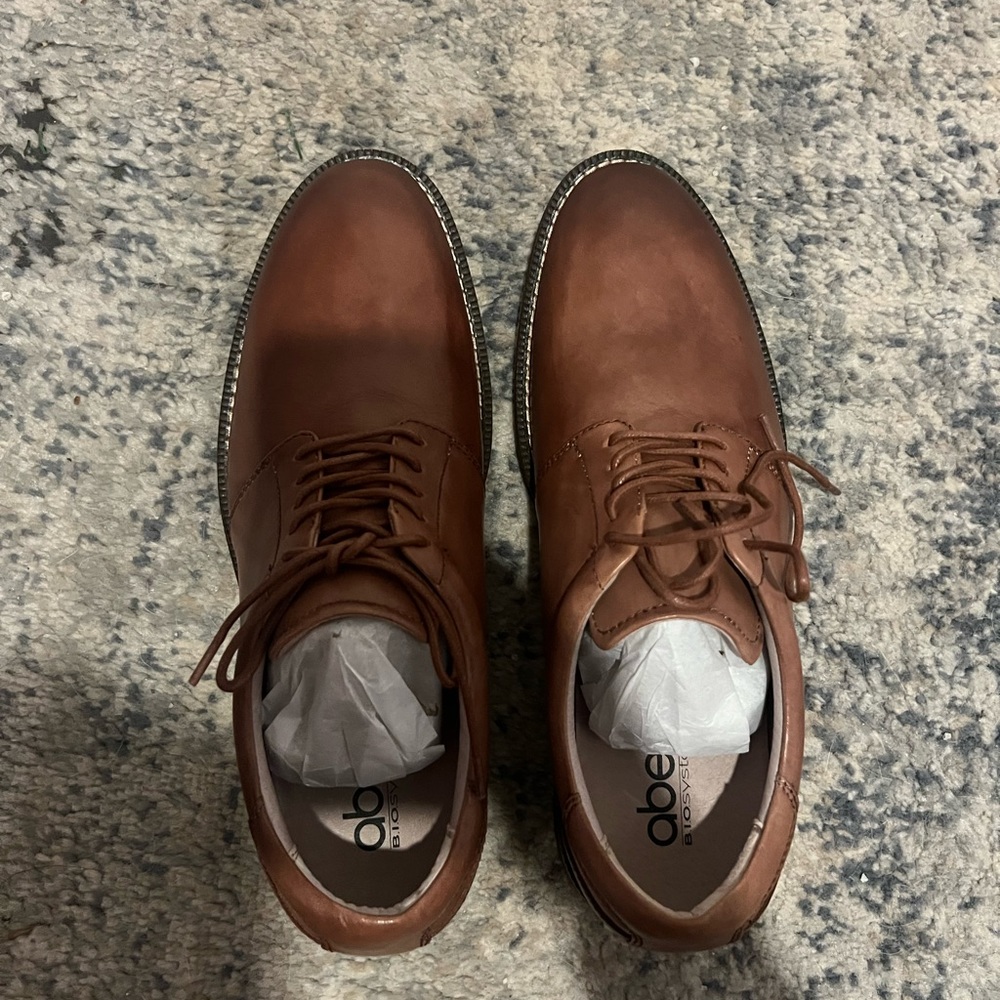 Men’s brown dress shoes